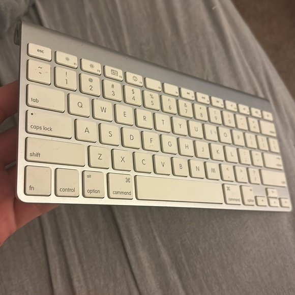 Wireless bluetooth genuine apple keyboard! - Picture 5 of 8